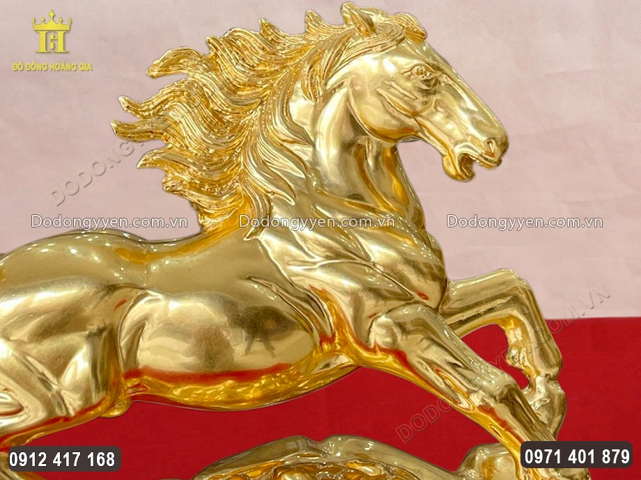 Bờm ngựa chạm khắc mềm mại, tung bay trong gi&oacute;